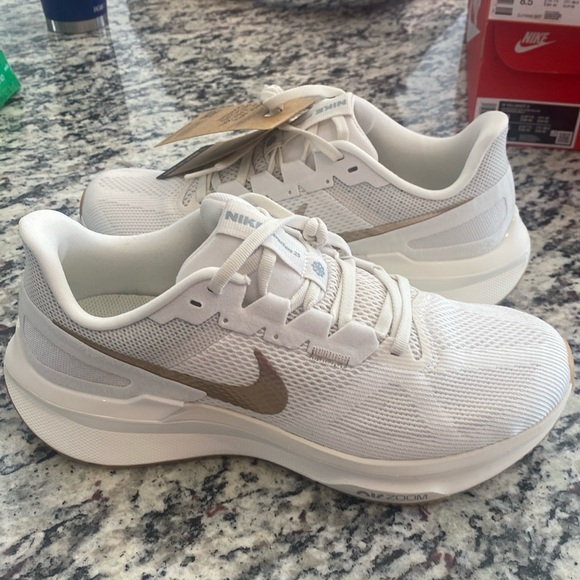 NWT Women’s Nike Air Zoom Structure 25 - Picture 1 of 9